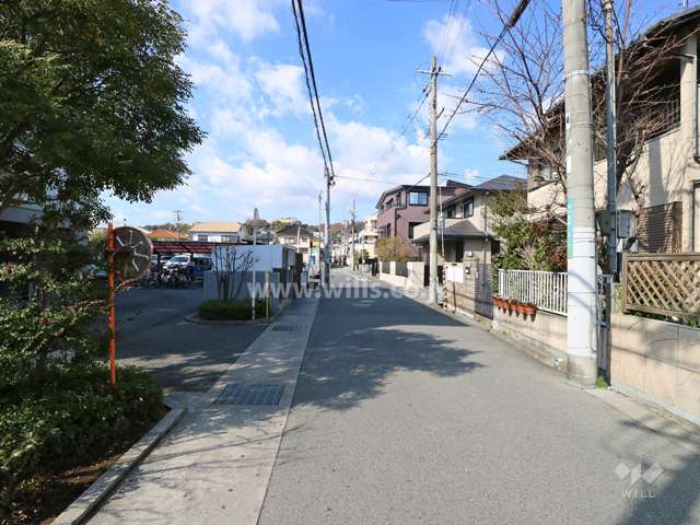 敷地北側の前面道路(東側から)