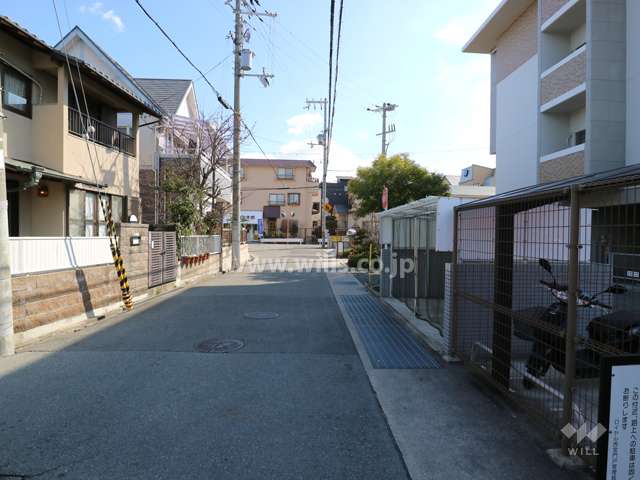 敷地北側の前面道路(西側から)