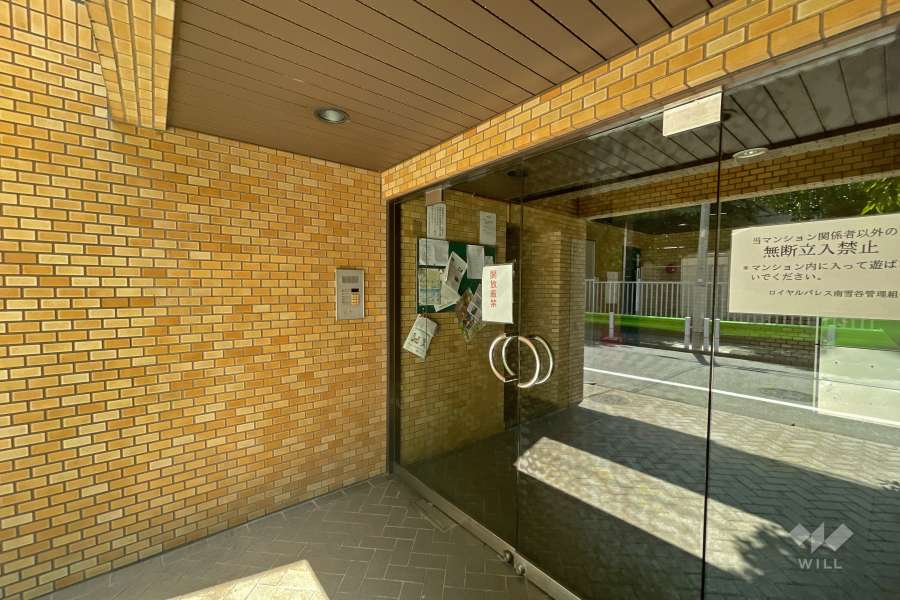 エントランスはオートロック付きです。