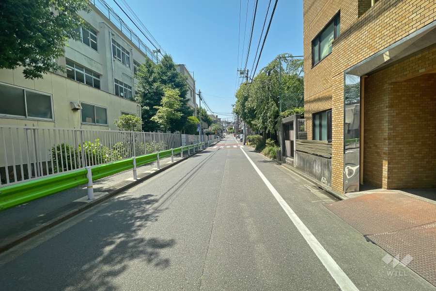 敷地南東側は『雪谷小学校』に面しています。