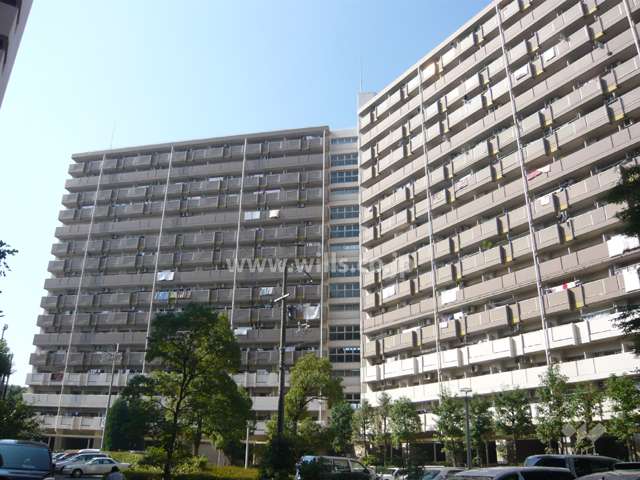 武庫川樹のまち15号棟の外観（南東側から見る）