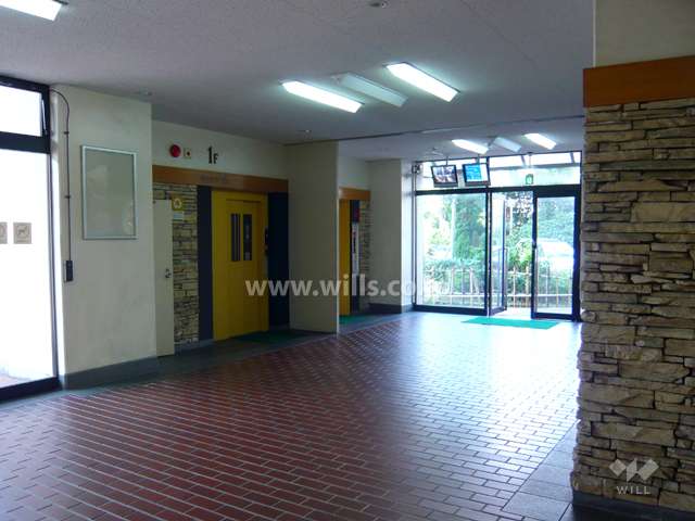 エントランスホールには防犯用モニターが付いています。