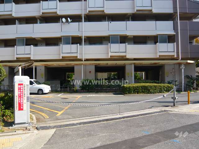 駐車場出入り口はロボットゲートが付いています。