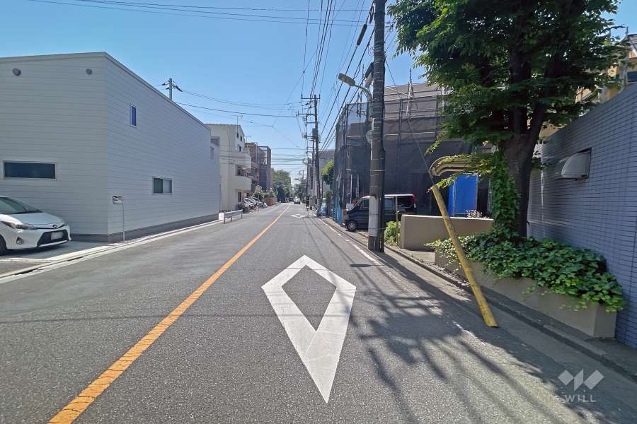 敷地北東側の前面道路（北西側から）は青年館通りです。