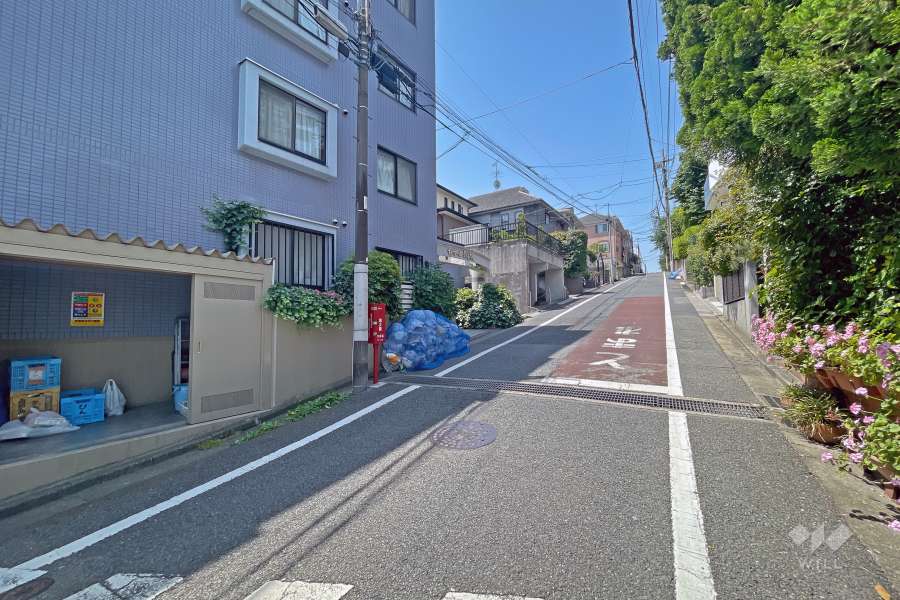 敷地北側の前面道路（東側から）