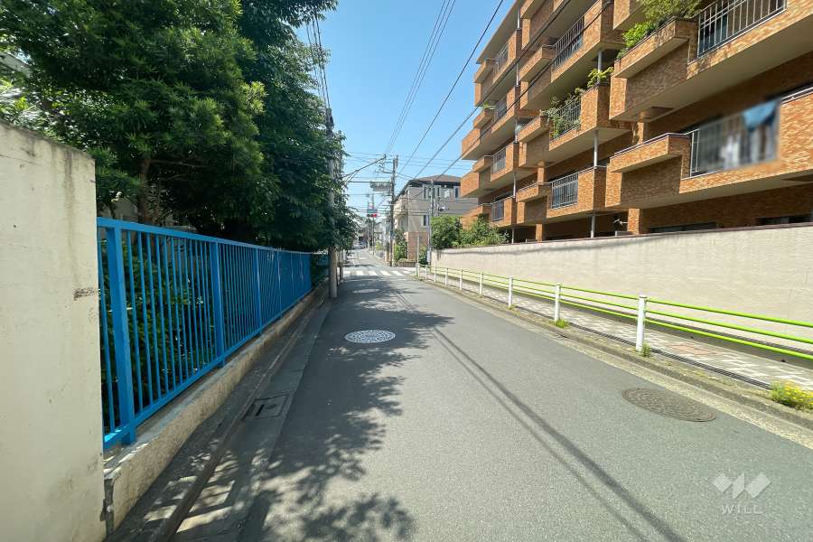 敷地南東側の前面道路