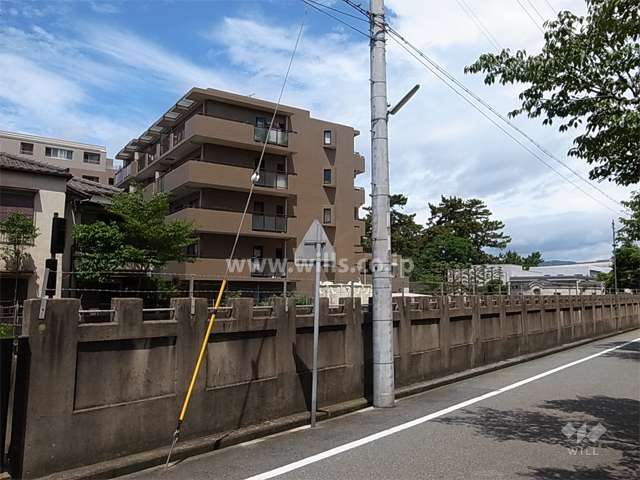敷地の東側は浄水場に面しています。