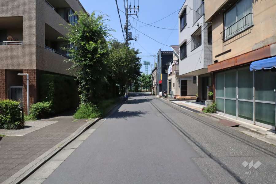 敷地北西側の前面道路(北東側から)