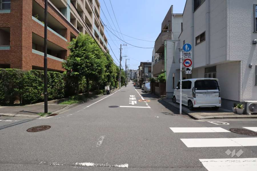 敷地北西側の前面道路(南西側から)