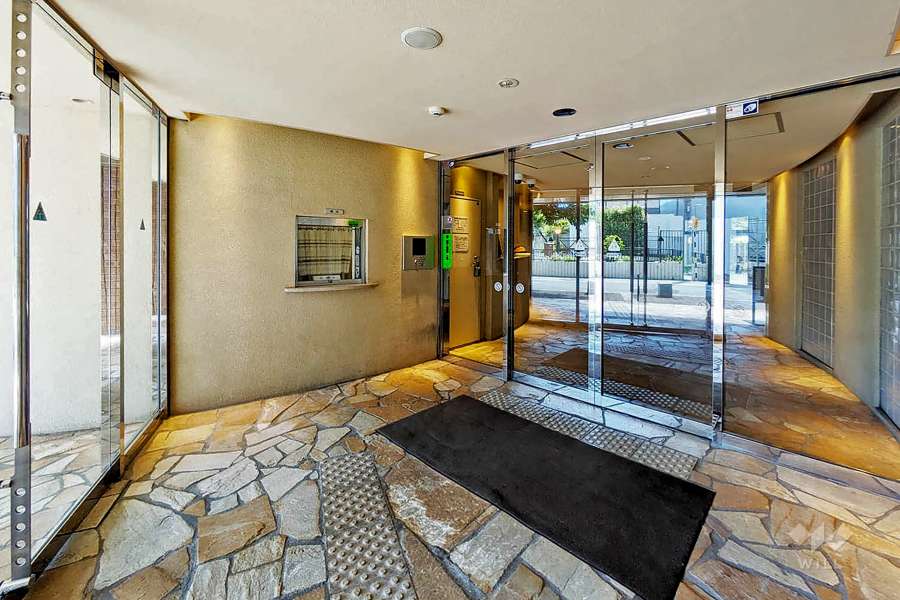 エントランスはオートロック付きです。