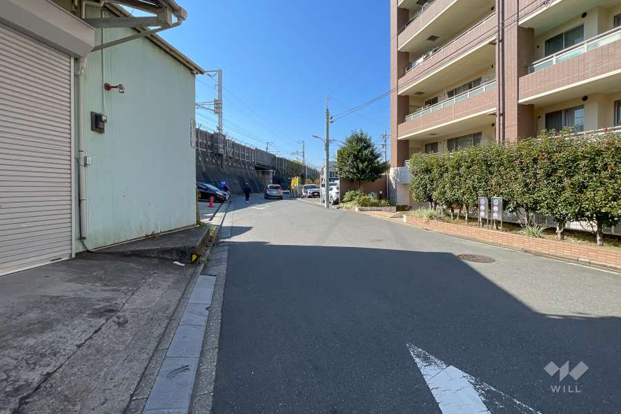 前敷地南東側の前面道路（北東側から）