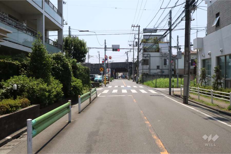 敷地南西側の前面道路(北西側から)