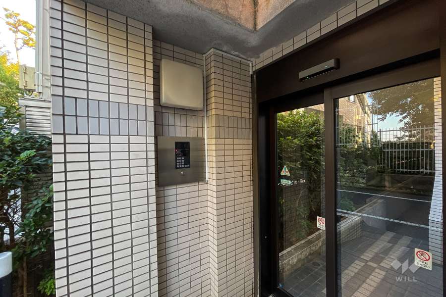 エントランスはオートロック付きです。