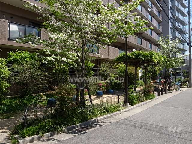 敷地南側に隣接して小さな公園があります。