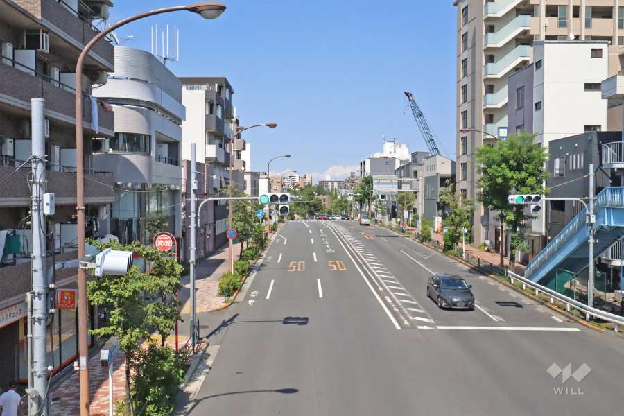 敷地南側の前面道路は都道2号線（中原街道）です（西側から）。