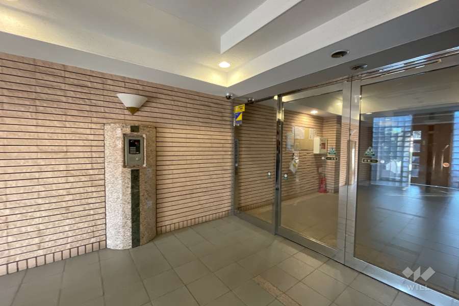 エントランスはオートロック付きです。