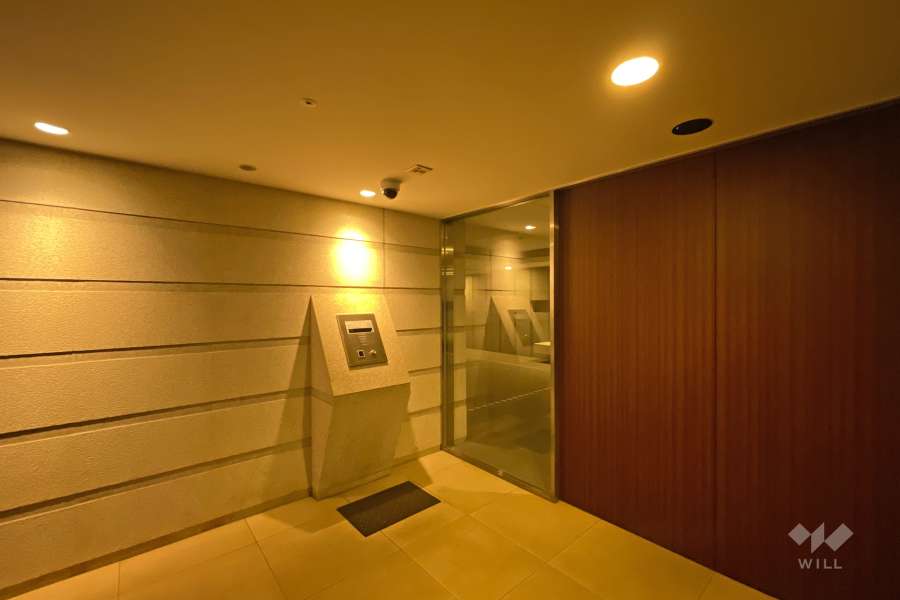 エントランスはオートロック付きです。