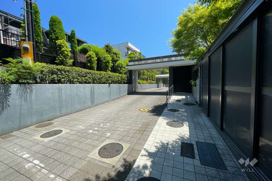 駐車場の出入口（リングシャッター付き）