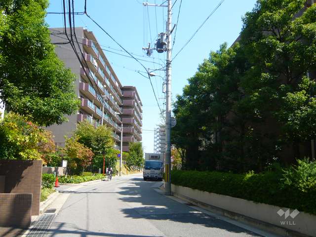 周辺はマンションが多く立ち並ぶ静かな住宅地です。