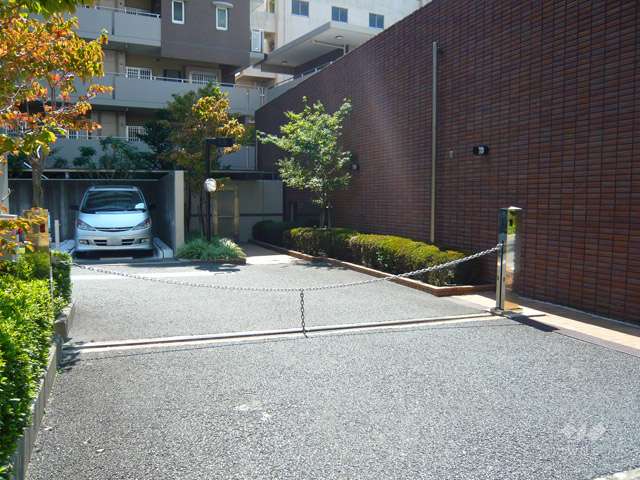 駐車場出入り口はロボットゲート付きです。