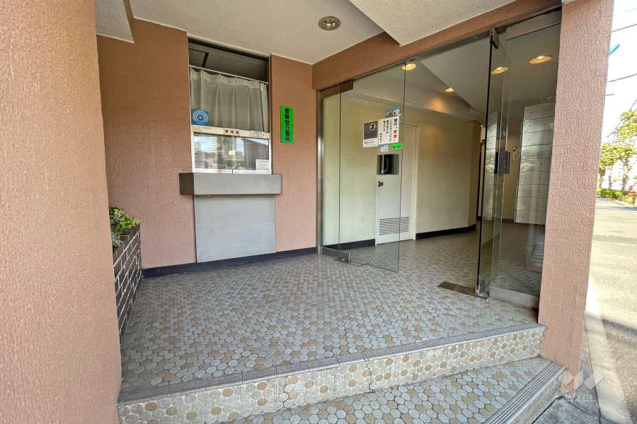 タイル張りのエントランス（管理人室）