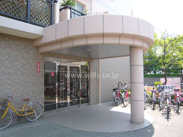 西側のエントランス