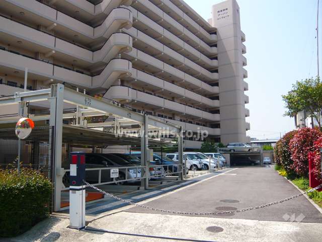 駐車場の出入り口はロボットゲート付きです。