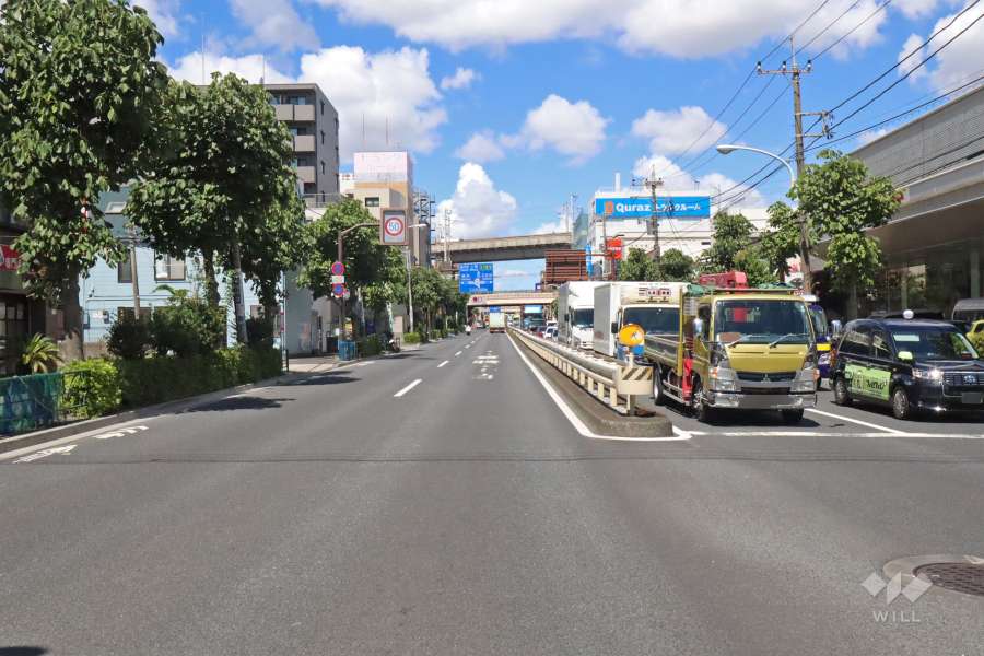 敷地北東側の前面道路は都道318号線です(南東側から)。