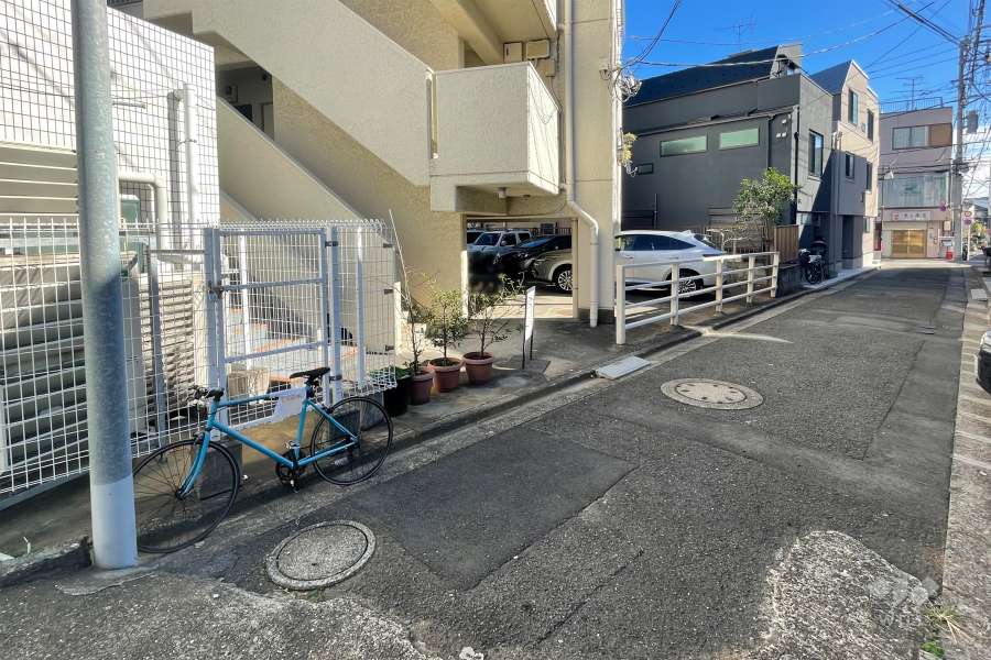敷地の南西側前面道路（西側から）
