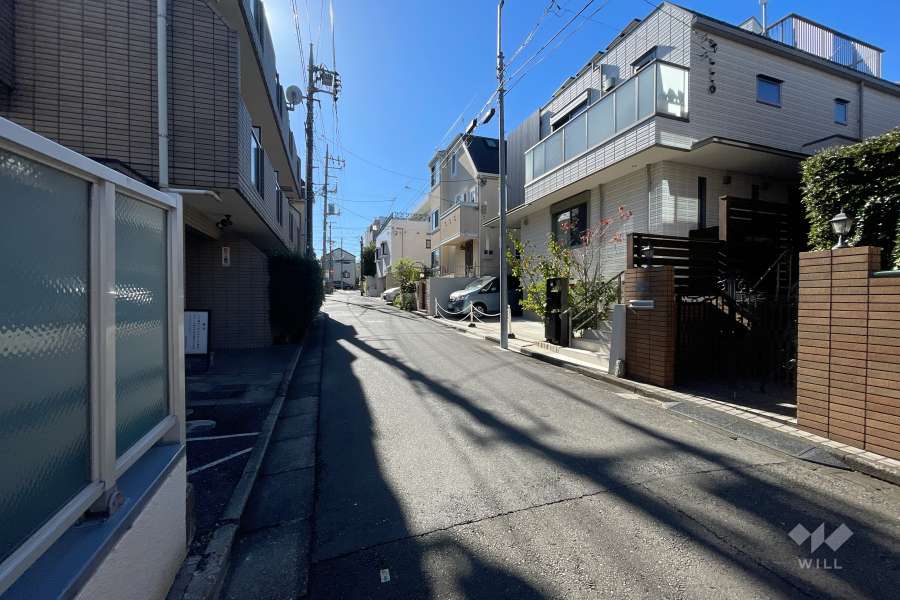 敷地西側の前面道路