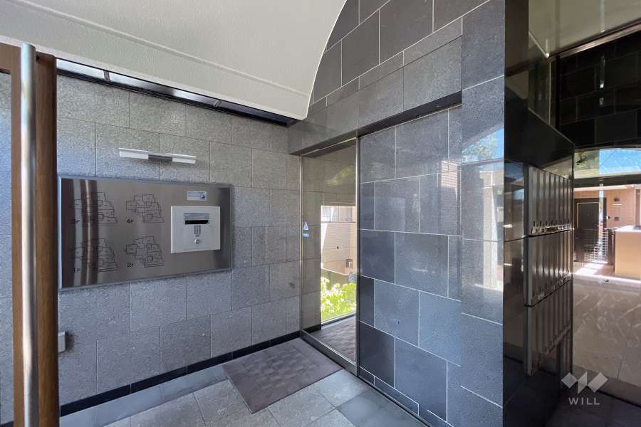 エントランスはオートロック付きです。