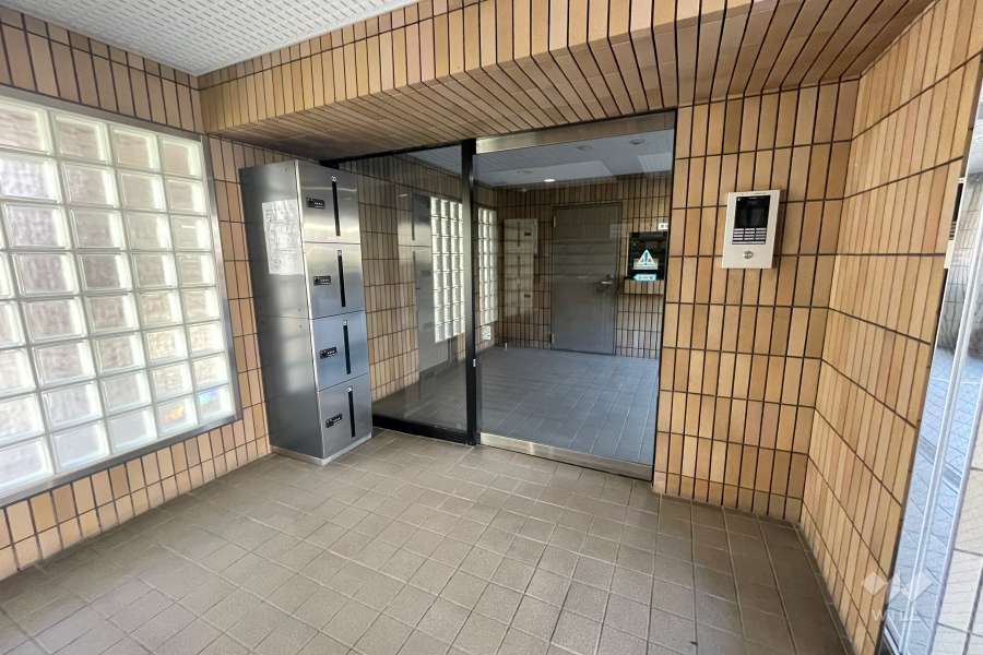 エントランスはオートロック付きです。