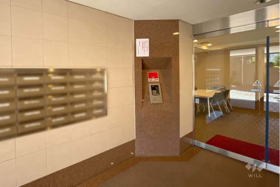 エントランスはオートロック付きです。