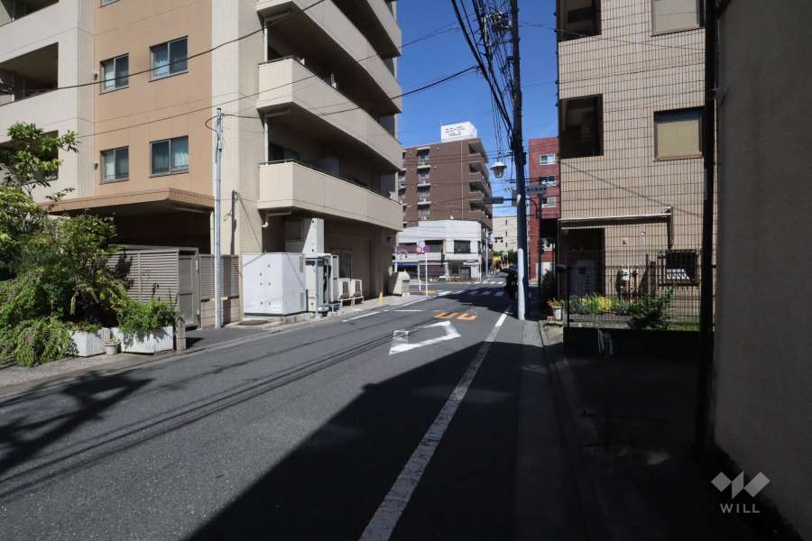 敷地南側の前面道路（東側から）