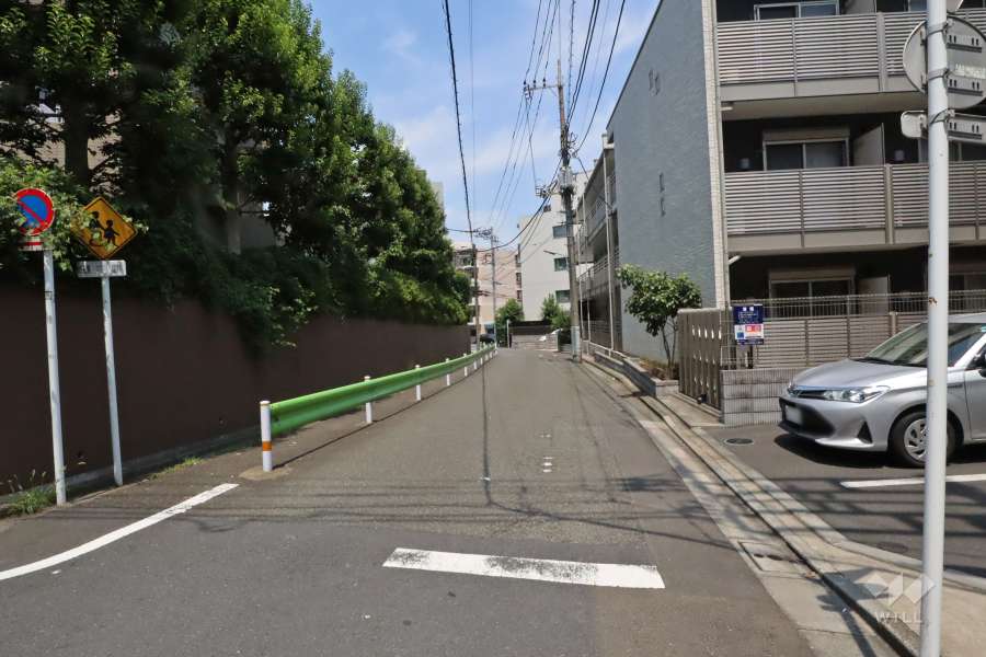 敷地南東側の前面道路（南西側から）