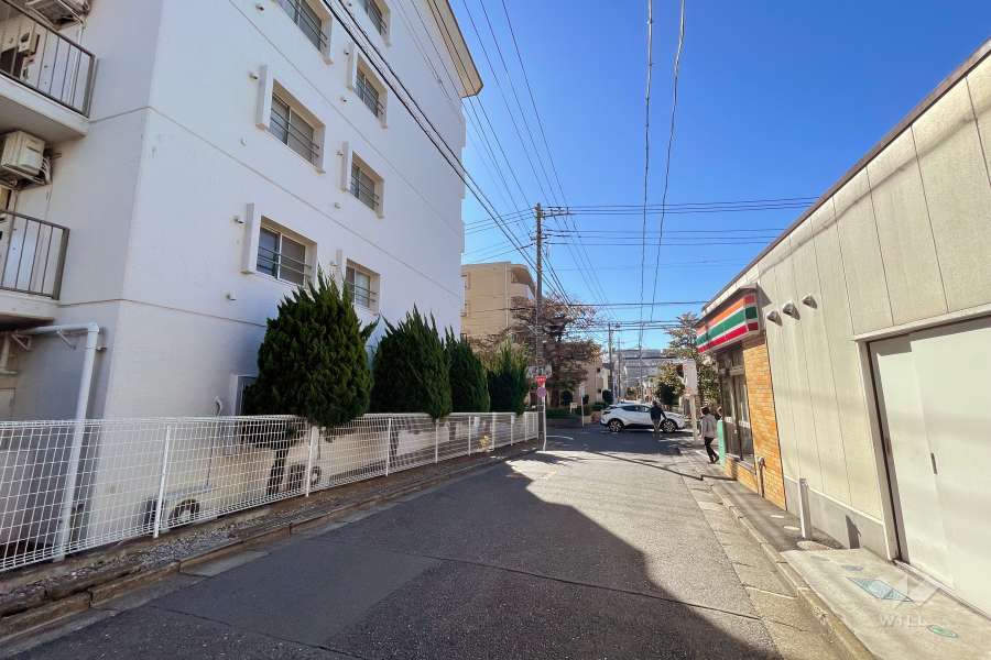 敷地北西側の前面道路（北東側から）