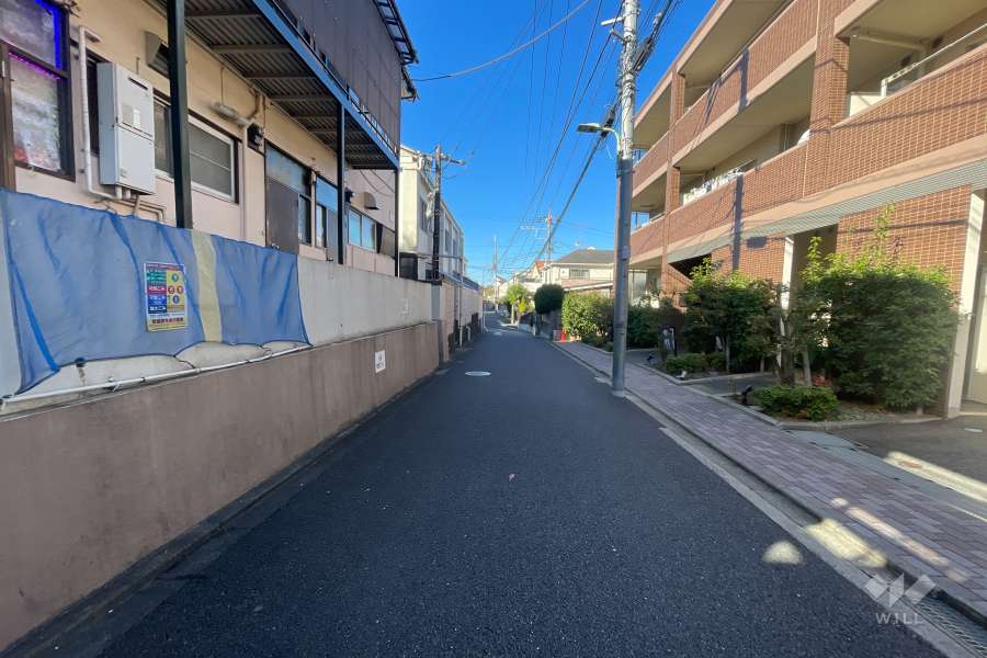敷地南側の前面道路（東側から）