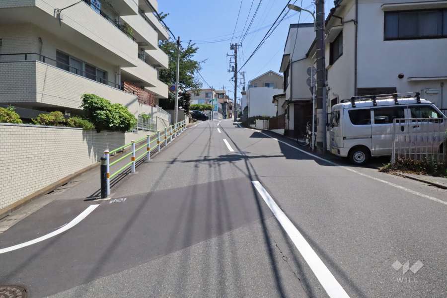敷地南東側の前面道路（南西側から）