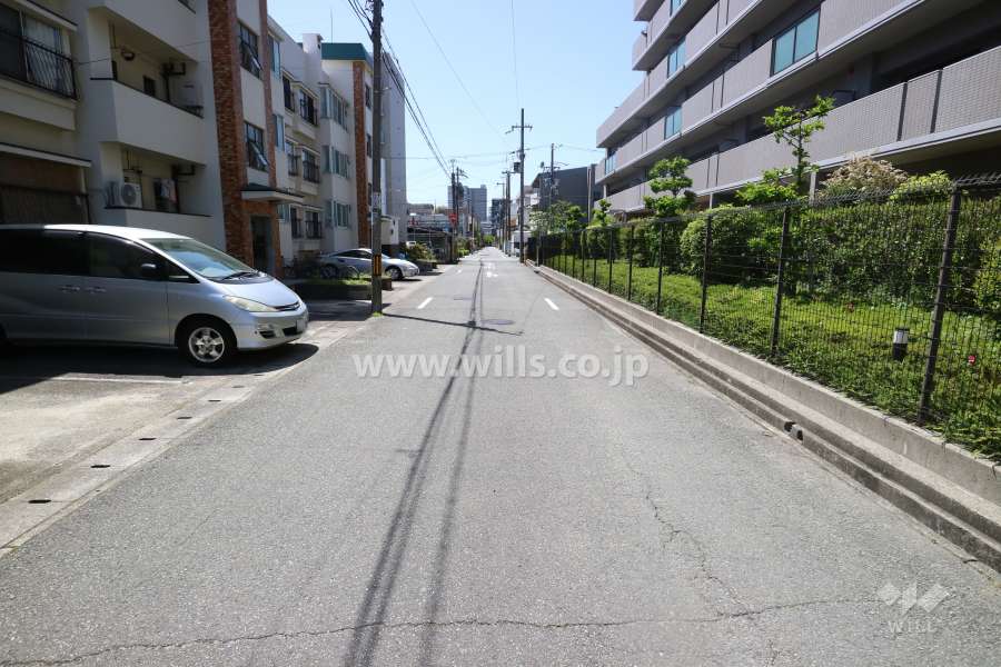 敷地南側の前面道路（東側から）