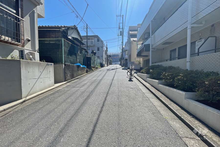 敷地東側の前面道路（北側から）