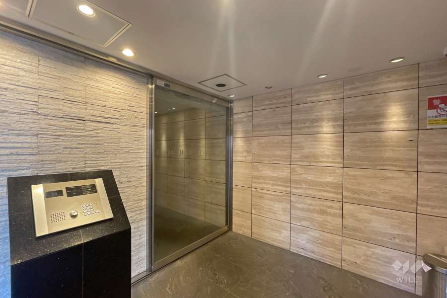 エントランスはオートロック式です。