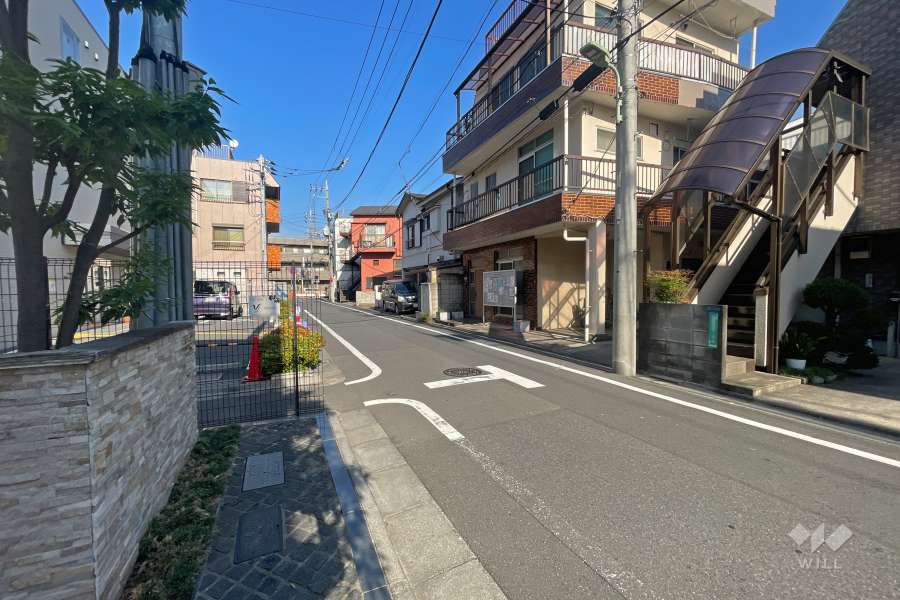 敷地南東側の前面道路（南西側から）