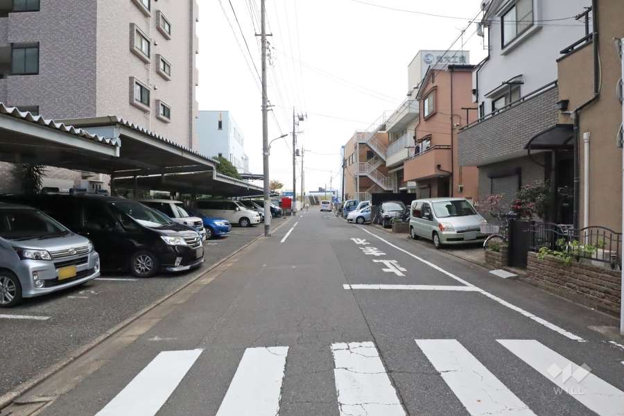 敷地西側の前面道路（北側から）