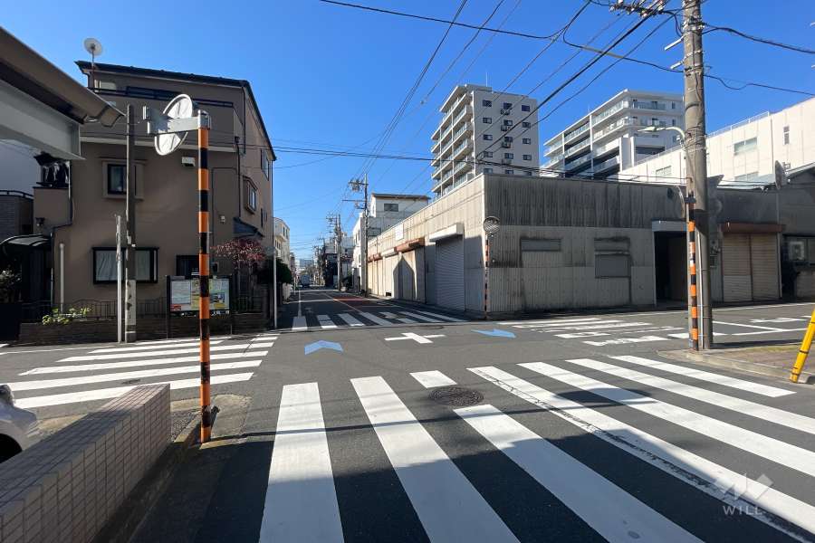 敷地北側の前面道路（東側から）
