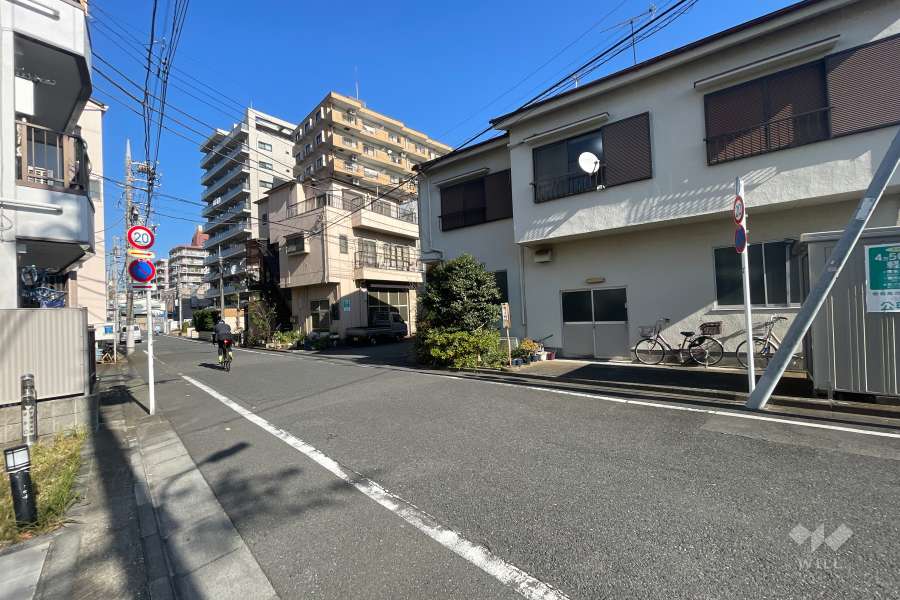 敷地東側の前面道路（南側から）