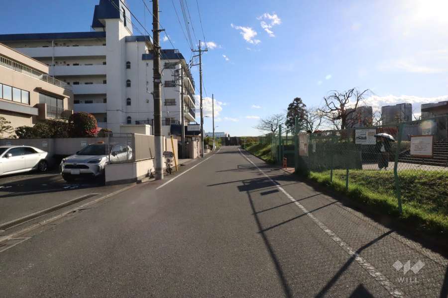 敷地西側の前面道路(北側から)