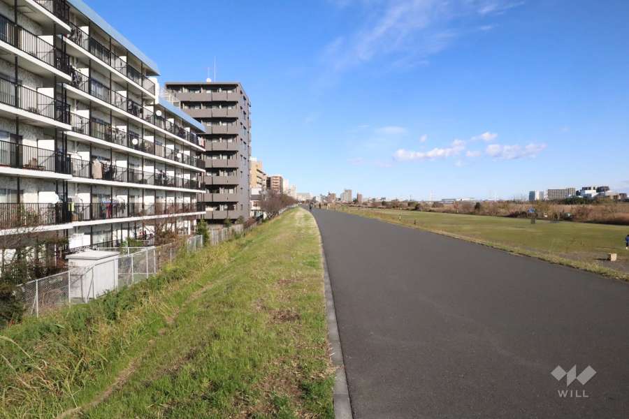 敷地南側は多摩川河川敷に面しています。