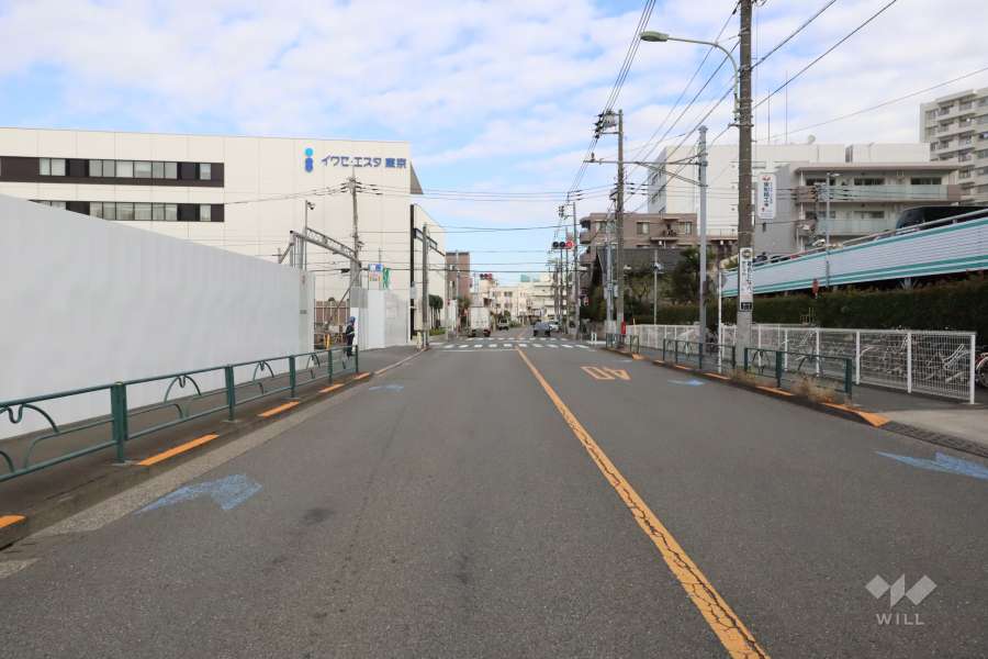 敷地北西側の前面道路（南西側から）