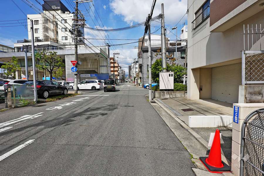 敷地南側の前面道路（東側から）