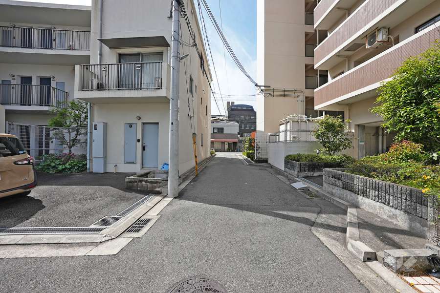 敷地東側の前面道路（北側から）